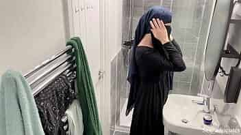 Spy cam in the AIRBNB caught gorgeous arab girl in niqab mastutbating in the shower. video